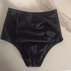 High-waisted bikini bottoms